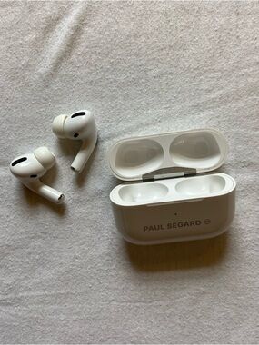 AirPods Pro White Wireless Earbuds with Charging Case
